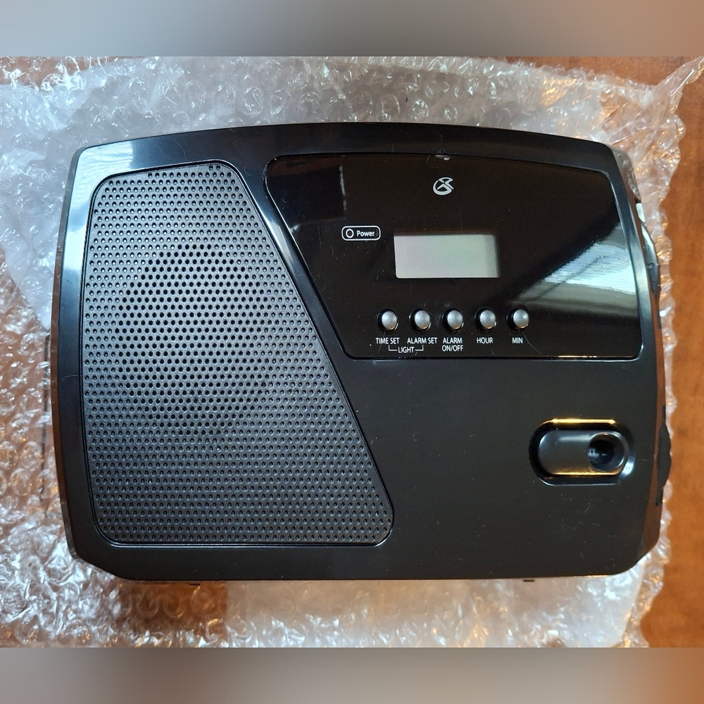 GPX R633B Black AM/FM Clock Radio Digital Plug-In - Picture 9 of 13